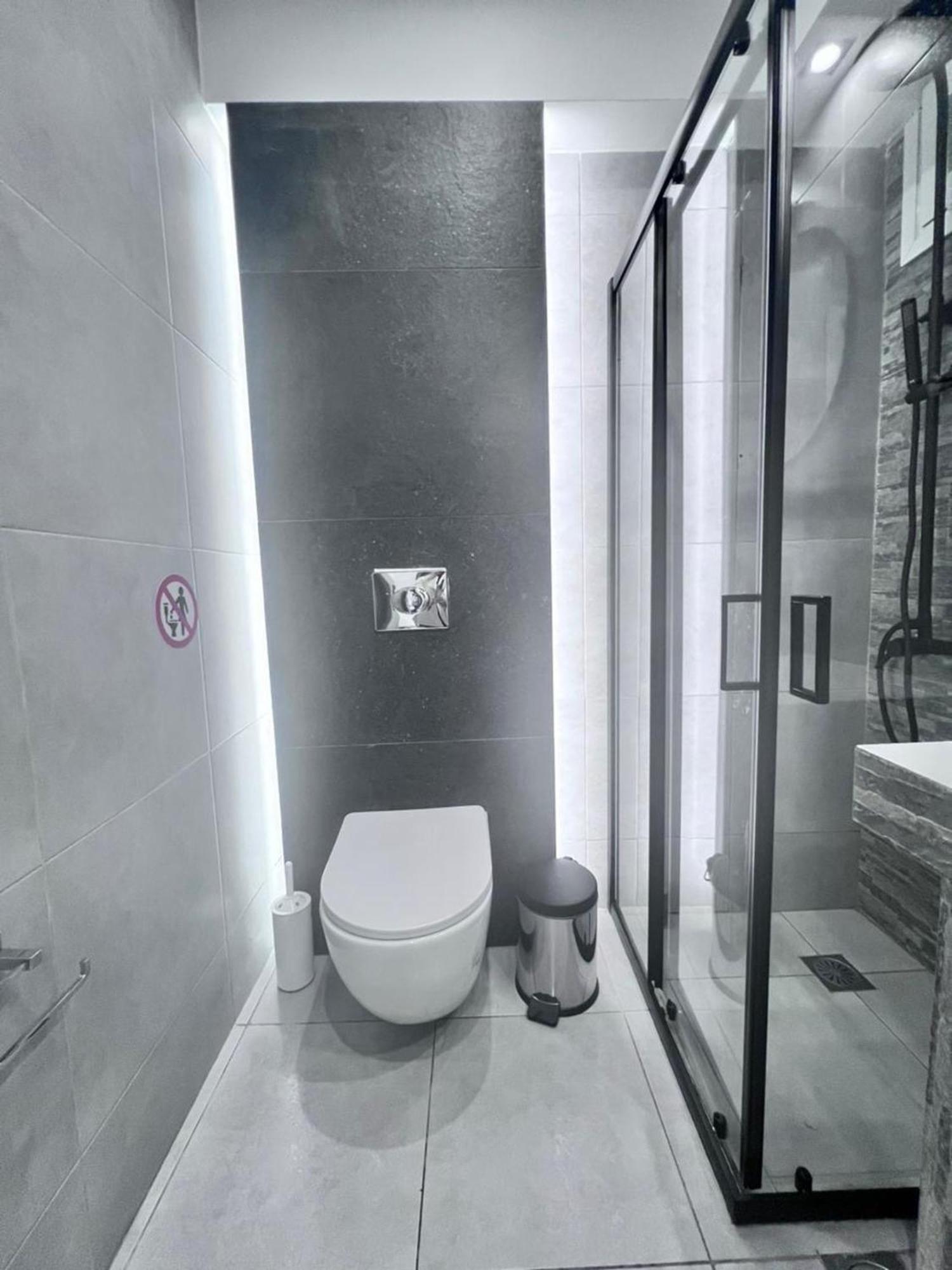 Purple- Lux Studio 2' From Metro Petralona Афины Экстерьер фото